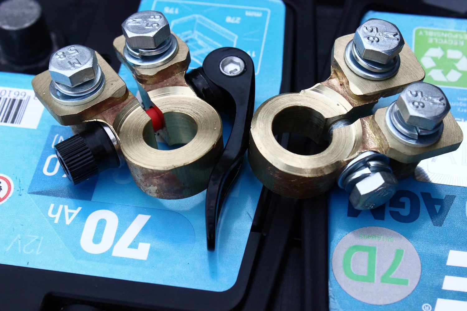 Какую клемму снимать первой с аккумулятора