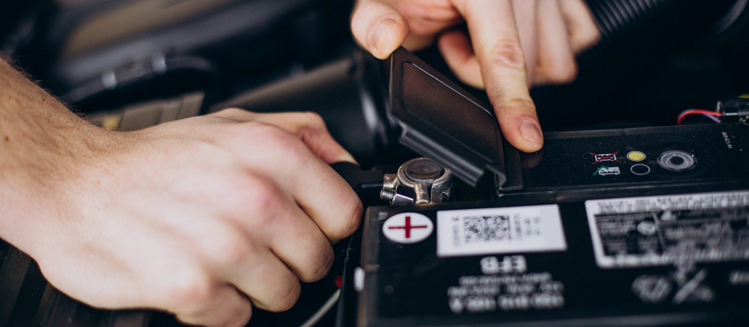 Какую клемму снимать первой с аккумулятора - полное руководство