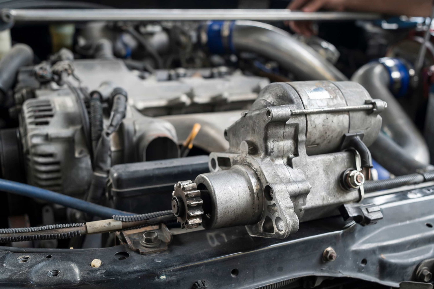 Стартер щелкает, но не крутит