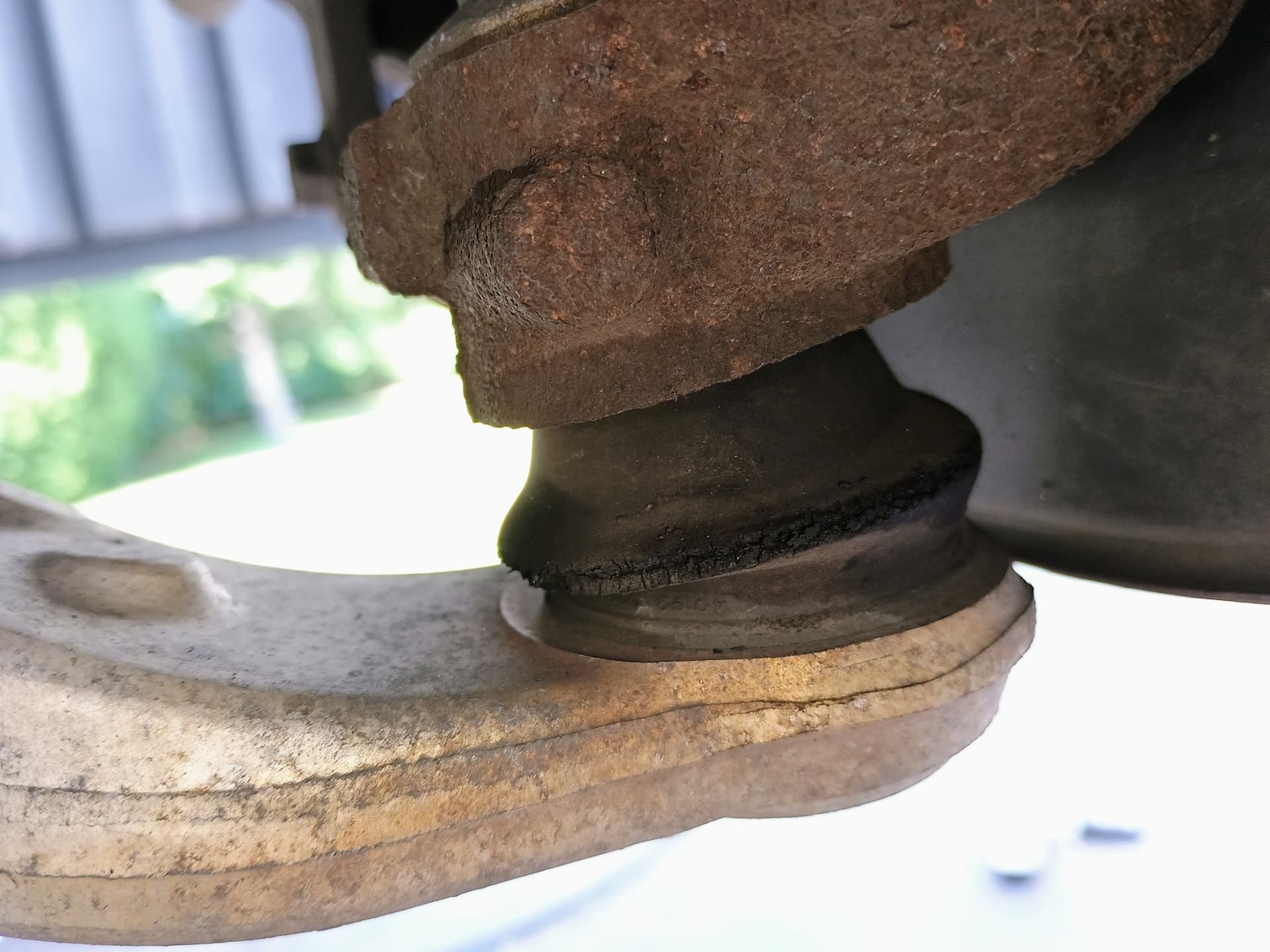 Скрип при повороте руля: основные причины